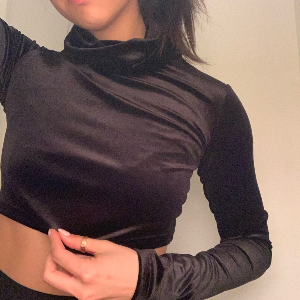 Cropped velvet turtlneck longsleeve top